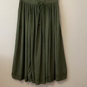 Lindor long bohemian style skirt size medium. Olive green. Vintage